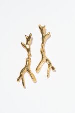 BOUCLES D'OREILLES CLOUS .