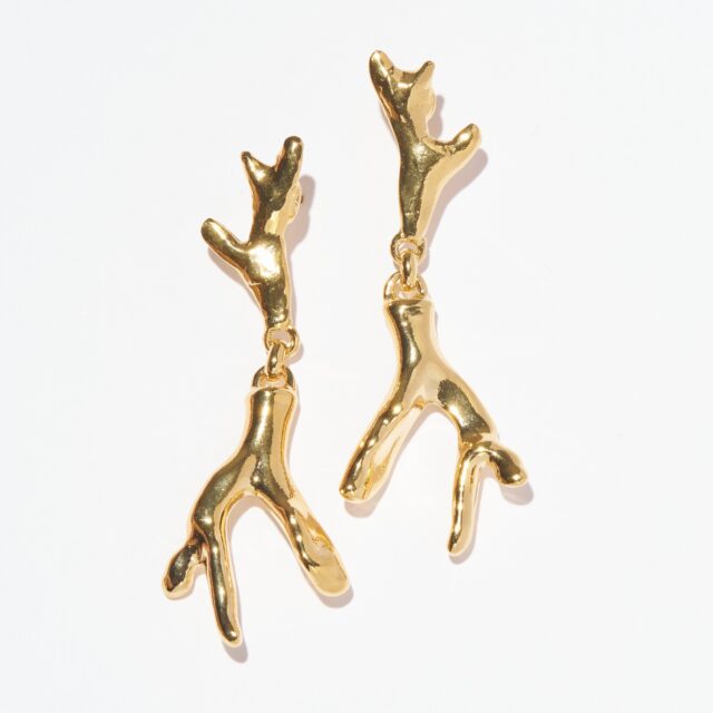 BOUCLES D'OREILLES CLOUS .