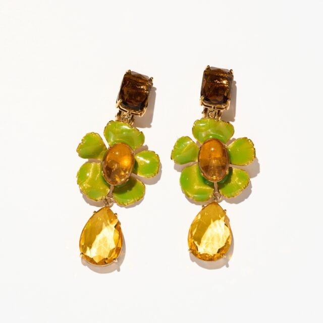 BOUCLES D’OREILLES CLOUS .