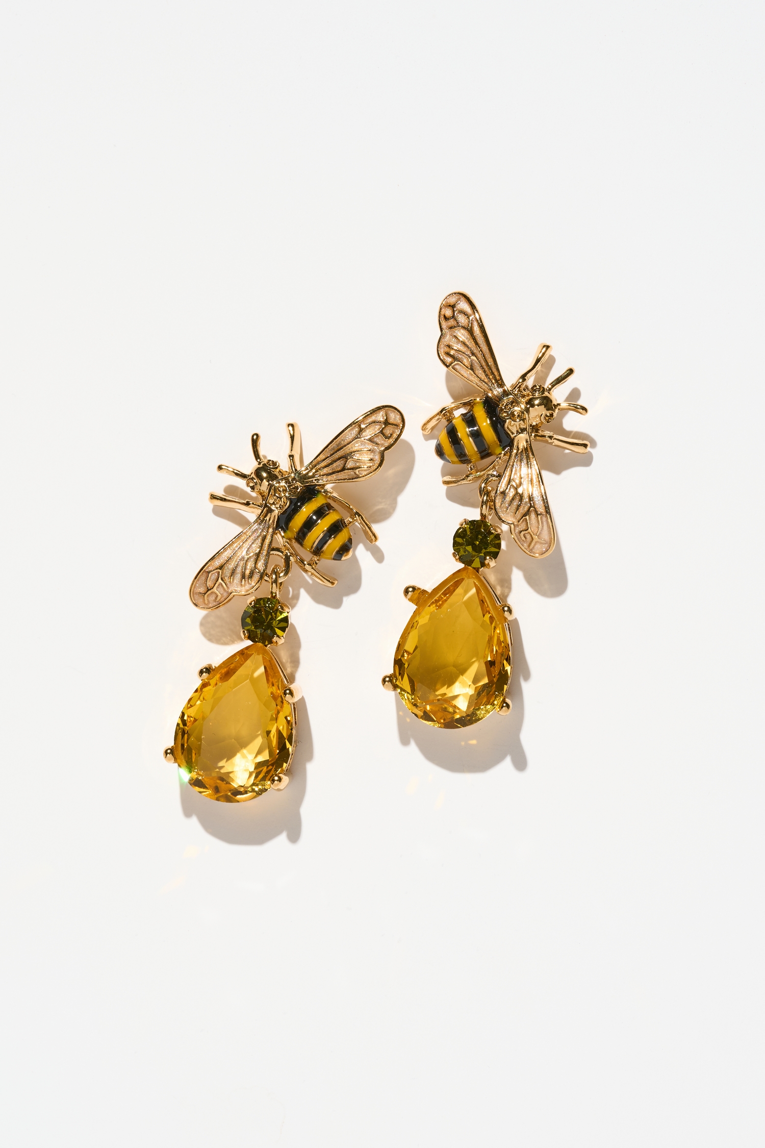 BOUCLES D’OREILLES PERCÉES .