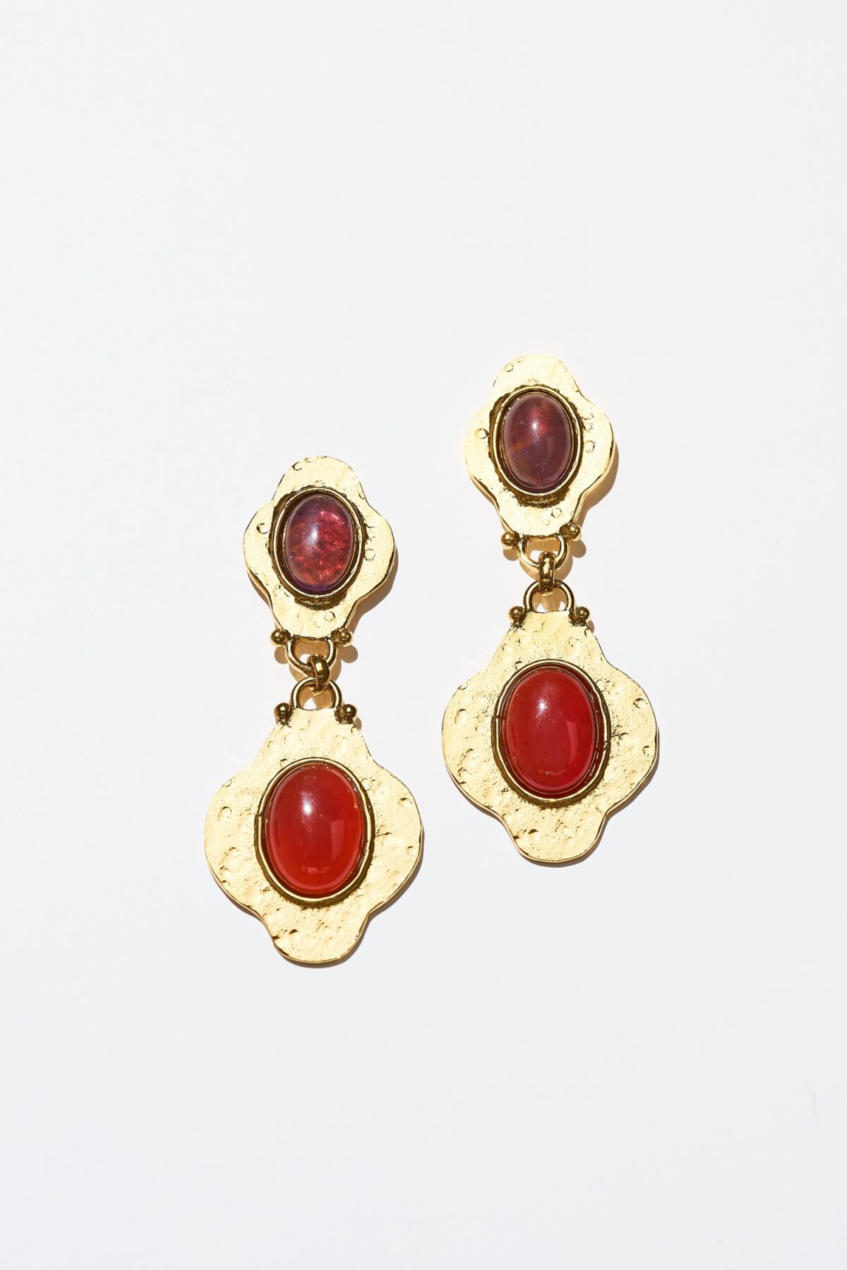 BOUCLES D’OREILLES PERCÉES .