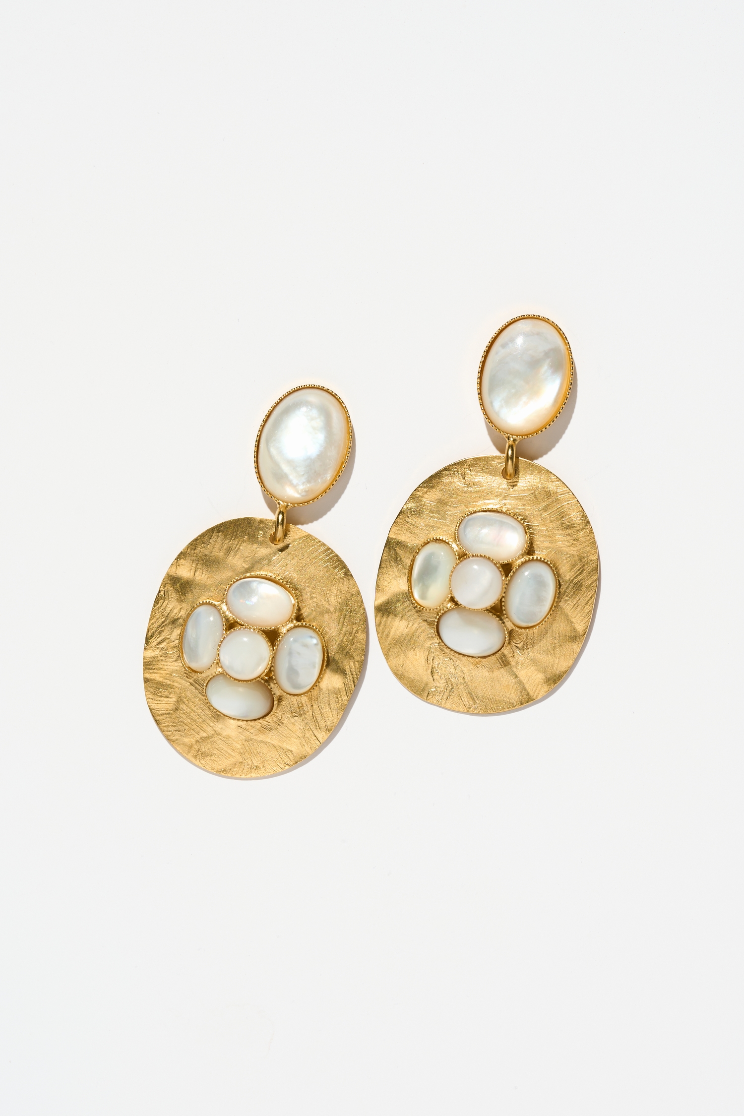 BOUCLES D’OREILLES PERCÉES .