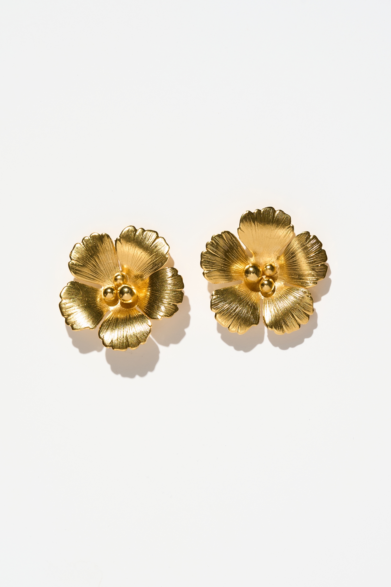 BOUCLES D’OREILLES PERCÉES .