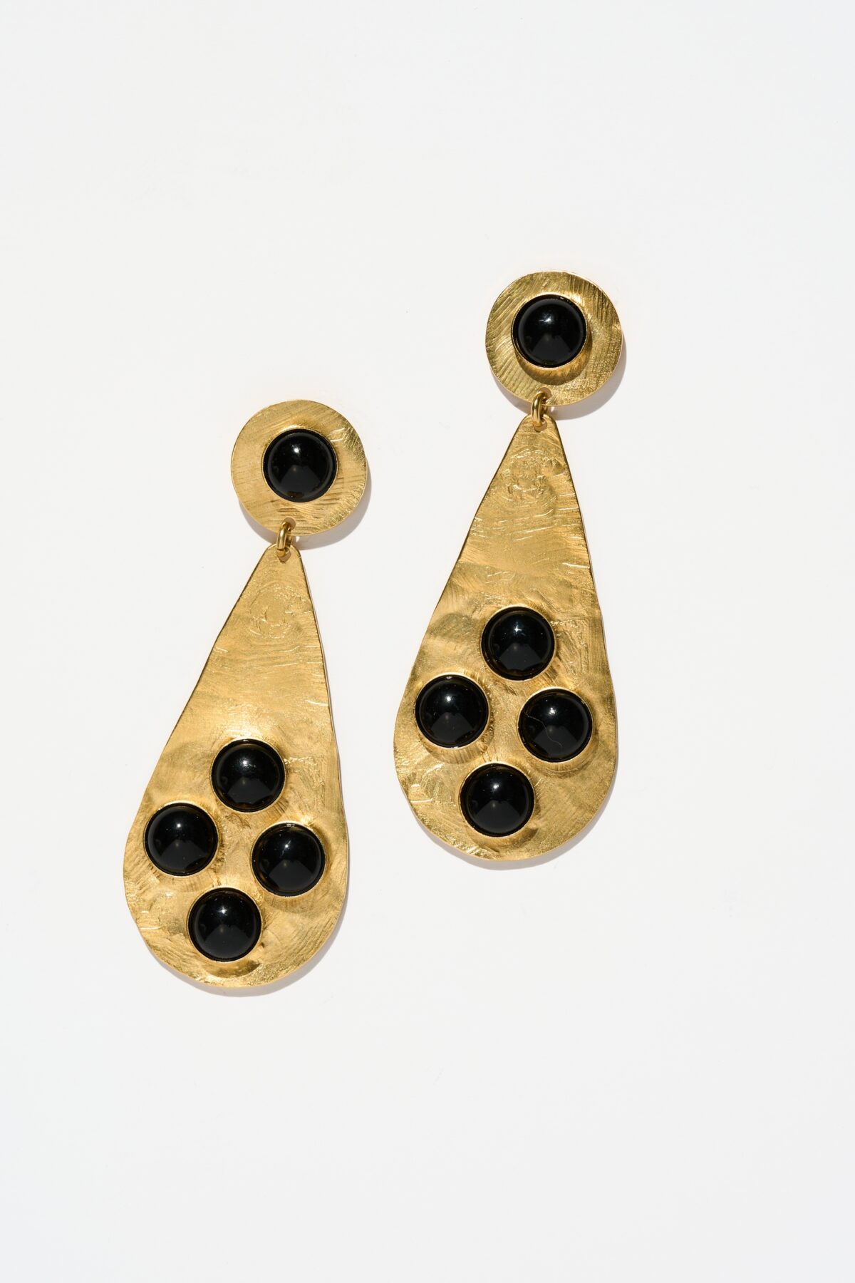 BOUCLES D’OREILLES PERCÉES NOIR