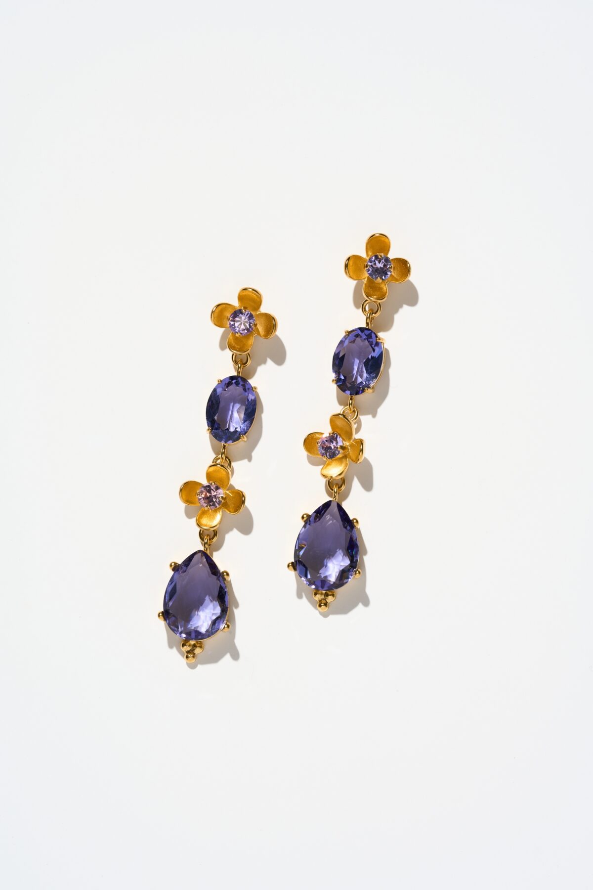 BOUCLES D’OREILLES PERCÉES VIOLET