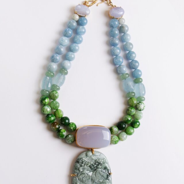 COLLIER JADE CALCEDOINE BLEUE .