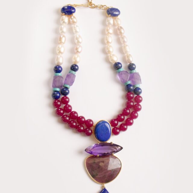 COLLIER PLAQUE DE RUBIS .