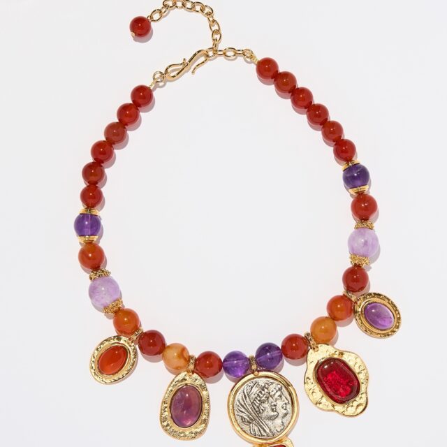 COLLIER ROND A MOTIFS LOUVRE .