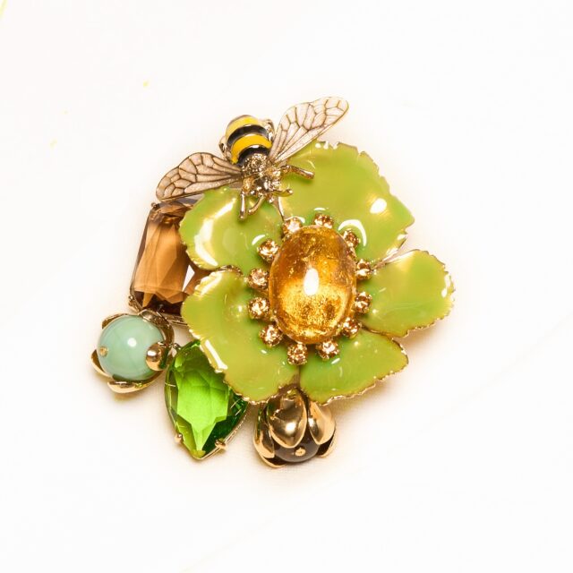 GRANDE BROCHE BAGATELLE .