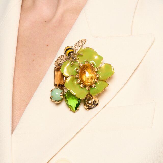 GRANDE BROCHE BAGATELLE .