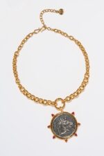 MEDAILLON SUR CHAINE LOUVRE .