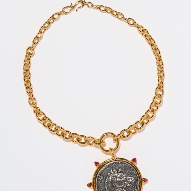 MEDAILLON SUR CHAINE LOUVRE .