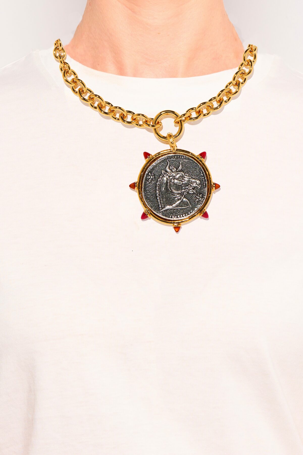 MEDAILLON SUR CHAINE LOUVRE .