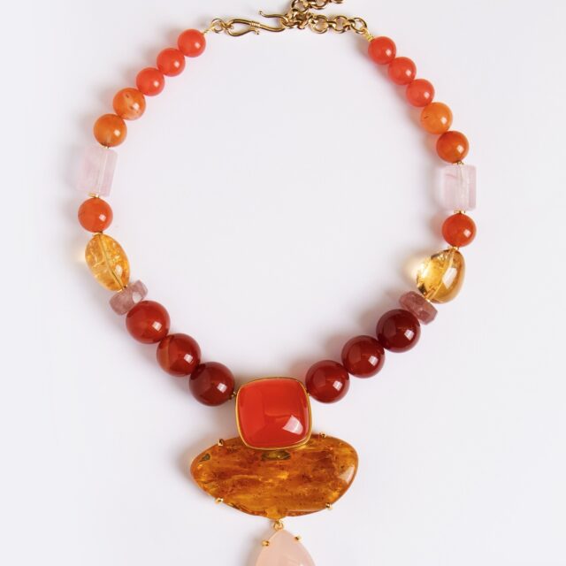 NECKLACE CORNALINE ORANGE .
