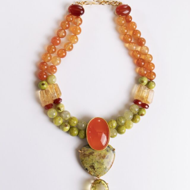 NECKLACE JADE BUMBLEBEE .