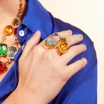 grande bague bleu clair vitrail portée