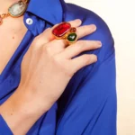 grande bague rouge vitrail portée