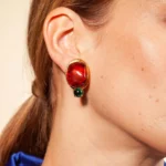 petites boucles d'oreilles clips oranges vitrail portée