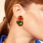 boucles d'oreilles clips fait main vertes vitrail portée