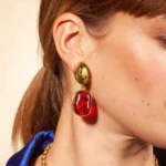 boucles d'oreilles clips cabochon rouges vitrail portée
