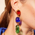 longues boucles d'oreilles clips vertes vitrail portée