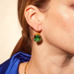 boucles d'oreilles dormeuses bijoux fantaisie vertes vitrail portée