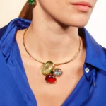 broche torque dorée vitrail portée