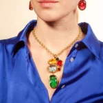 collier dorée vitrail portée