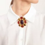 broche bijoux fantaisie Cornaline, améthyste et oeil de tigre gems porté