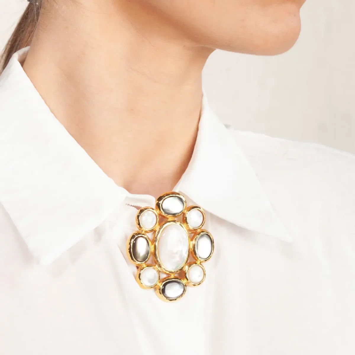 broche bijoux fantaisie nacre et nacre grise gems porté