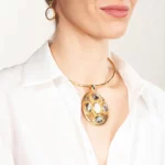 collier torque bijoux fantaisie nacre et nacre grise gems porté