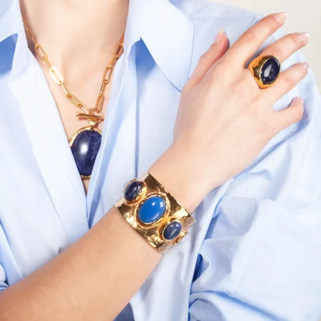grande manchette sodalite, calcédoine et agate bleue gems portée