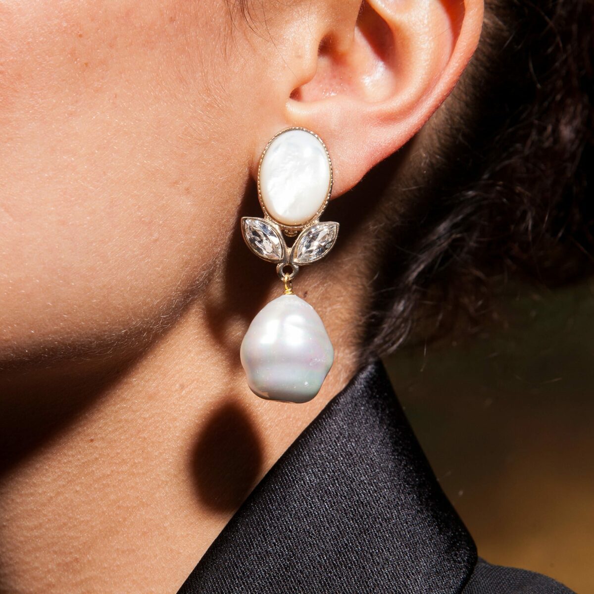 pf11 personnalisee cabochon nacre navettes cristal blanc perle baroque blanche portée e1591783760225